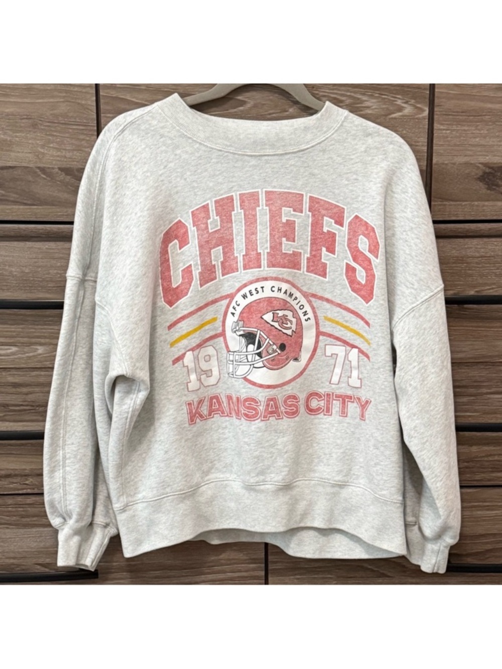 Abercrombie & Fitch Cream Soft Sunday Crew with A&F KC Chiefs Graphic Small
